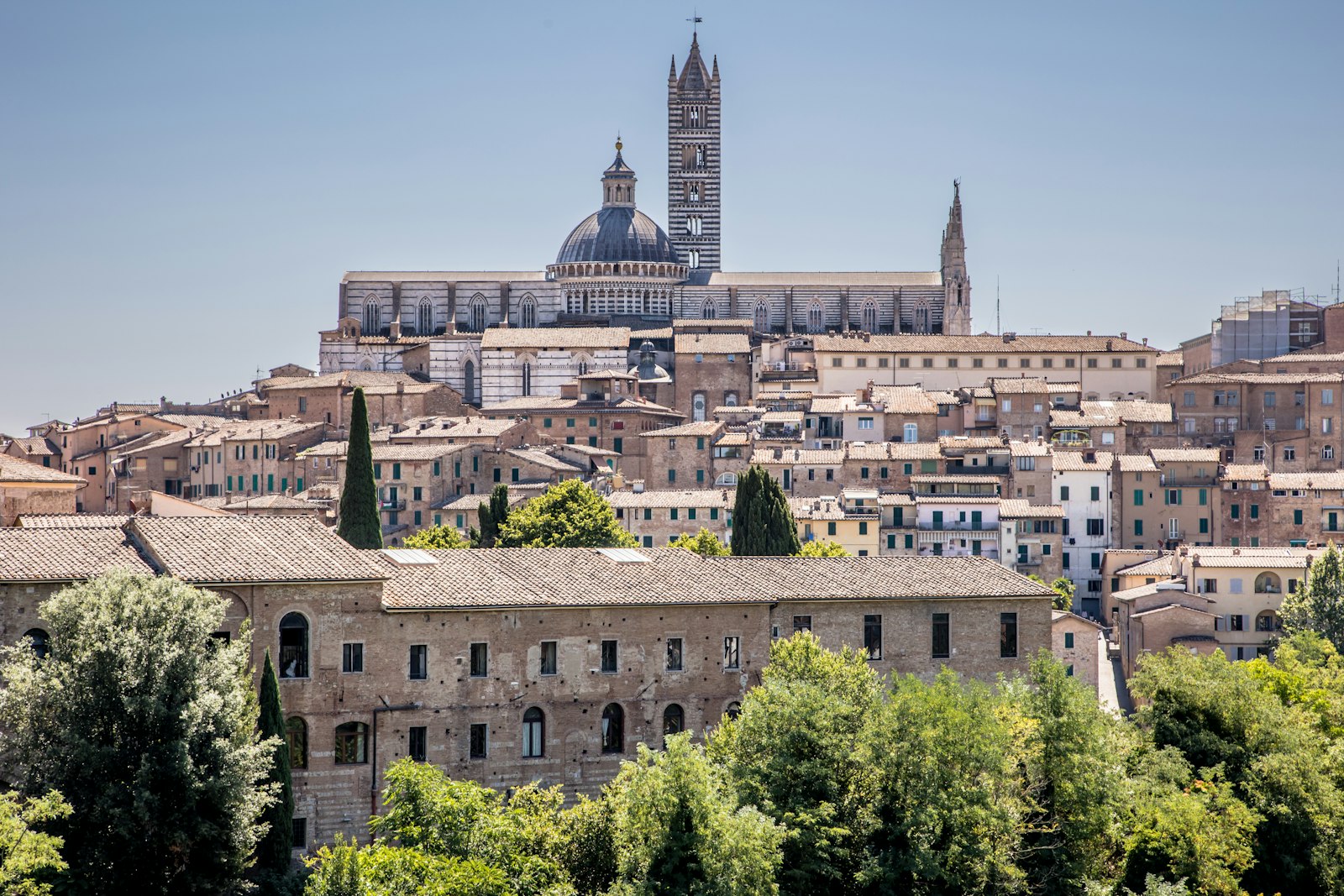 Panorama di un borgo medievale nella provincia di Siena – Toscana