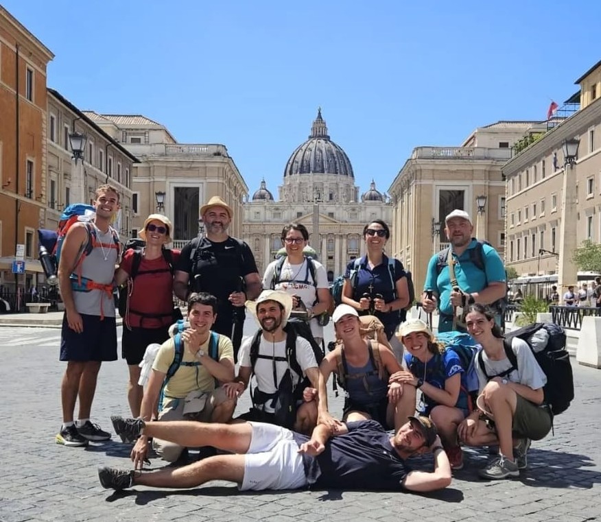 Pellegrini della parrocchia di Chiusi davanti alla Basilica di San Pietro a Roma