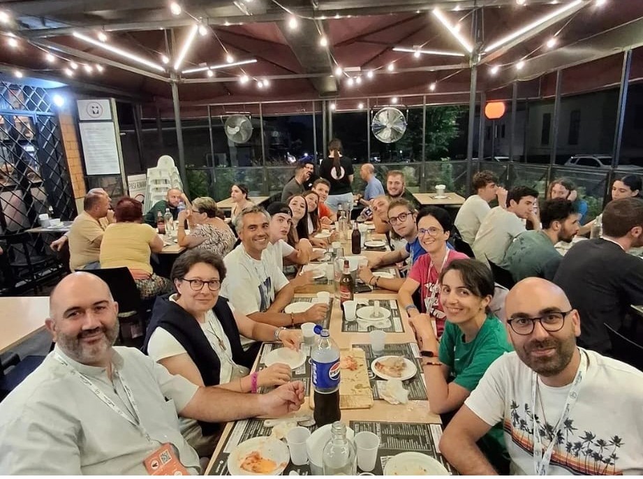Cena comunitaria della parrocchia di Chiusi – fedeli insieme a tavola