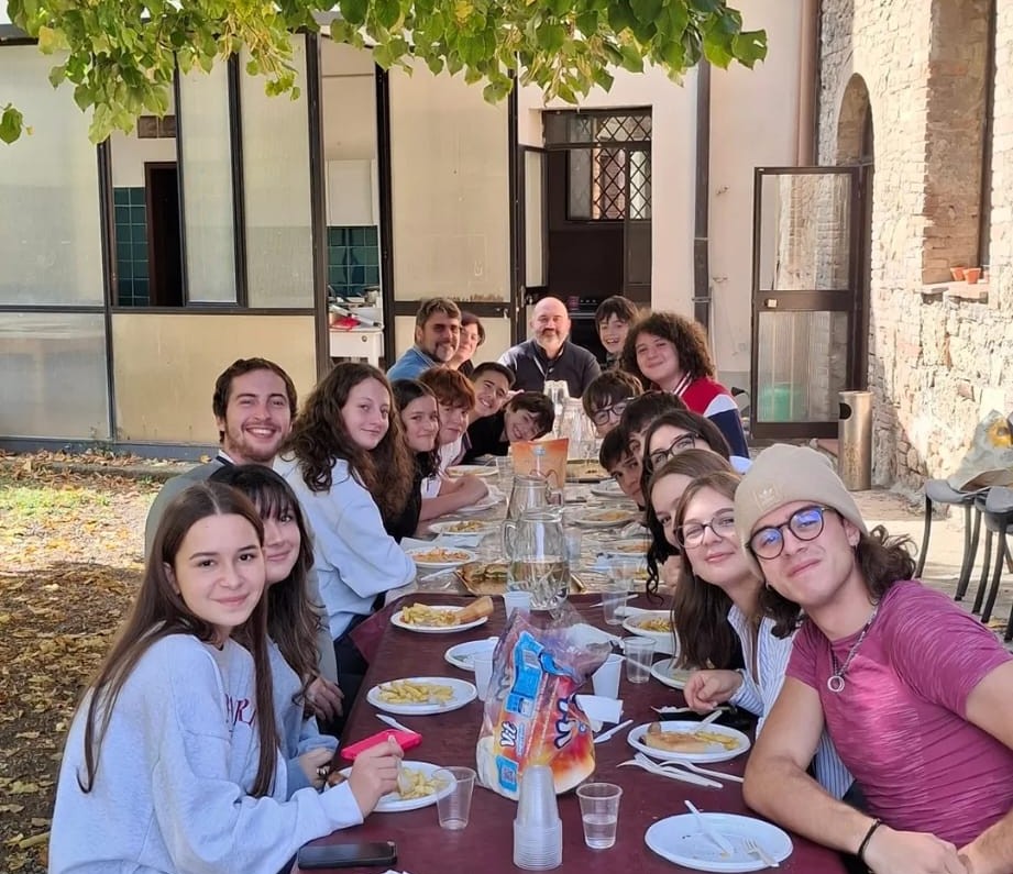 Giovani della parrocchia a pranzo nel cortile della chiesa di Chiusi