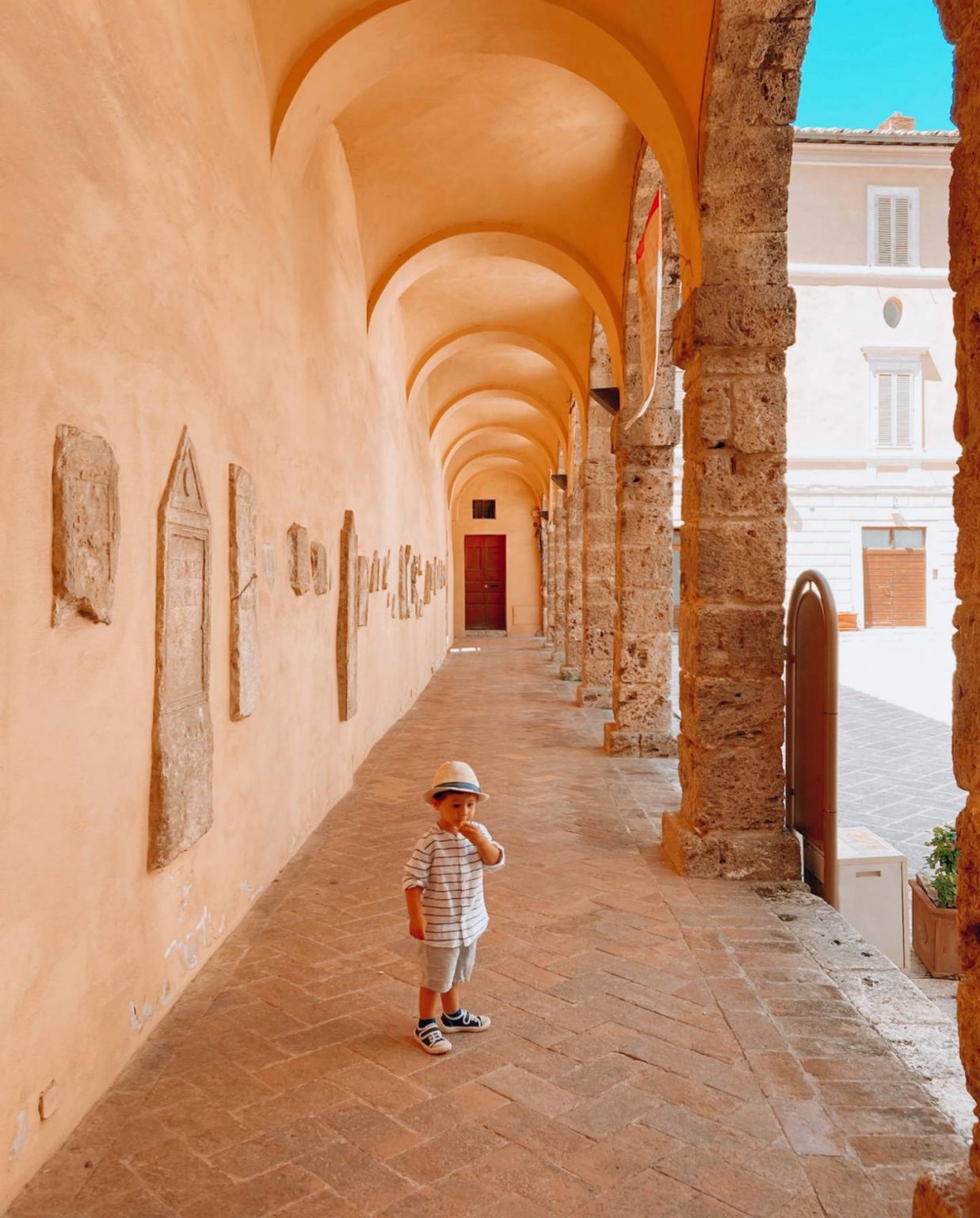Il portico del Museo della Cattedrale di Chiusi con le sue arcate in pietra